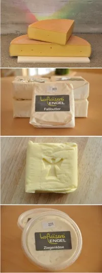 Ältere Produktaufnahme mit Käse und Etiketten der Hofkäserei