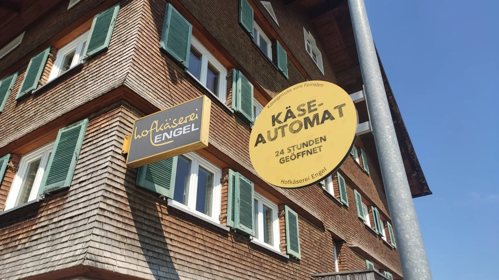 Hofgebäude der Hofkäserei Engel mit Beschilderung und Käseautomat