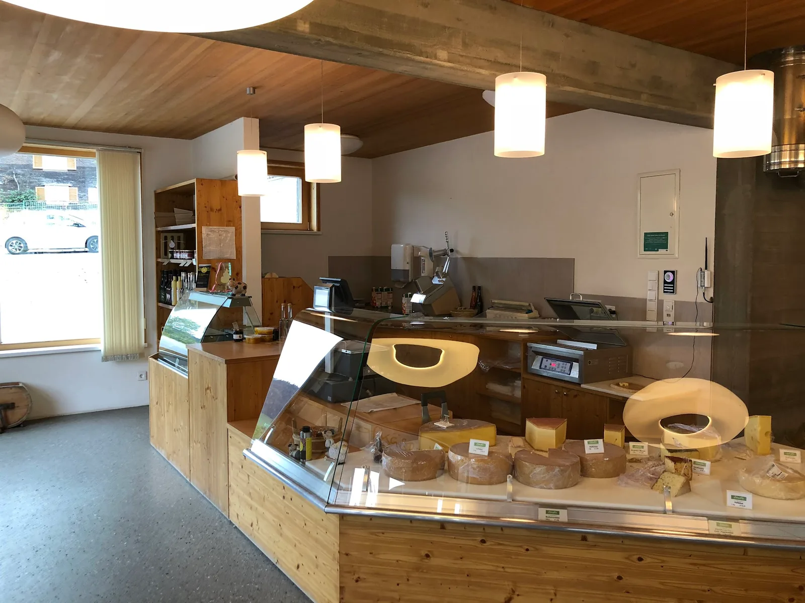 Theke im Hofladen mit Käse und weiteren regionalen Produkten