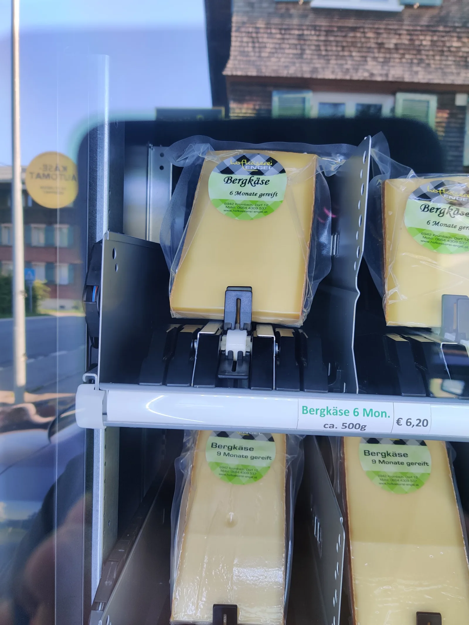 Bergkäse und weitere Produkte im gekühlten Verkaufsautomaten